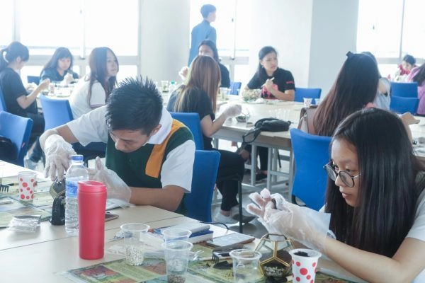 Belajar Dekorasi Unik Melalui Workshop Terrarium