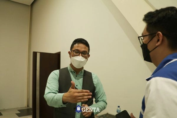Bernyanyi Ikuti Melodi, Bersandiwara Sepenuh Hati
