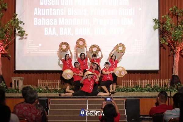 Nuansa Tionghoa Semarakkan Kebaktian dan Perayaan Natal 2019 di UK Petra