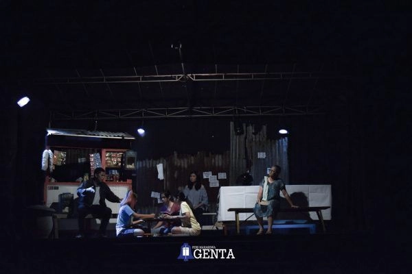 Perankan Sebuah Kisah yang Membuka Hati dan Pikiran dalam Pentas Studi Teater